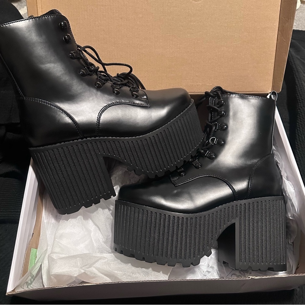 YRU Black Platform Creep Boots